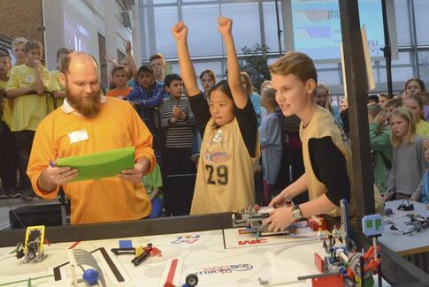 Skoleelever arbejder med Trash Trek til First Lego League i Horsens