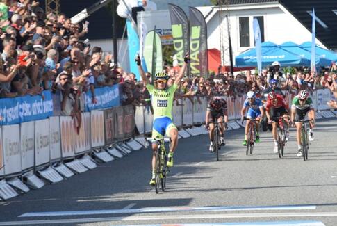 Lars Bak i gult efter Kongeetapen