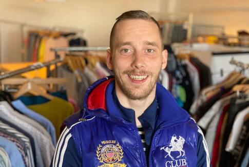 Claus sorterer tøj og gør en forskel