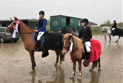 Ryttere fra Vestbirk Rideklub til Knæk Cancer-stævne