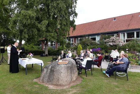 Smuk friluftsgudstjeneste i haven