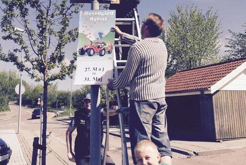 Plakaterne på plads