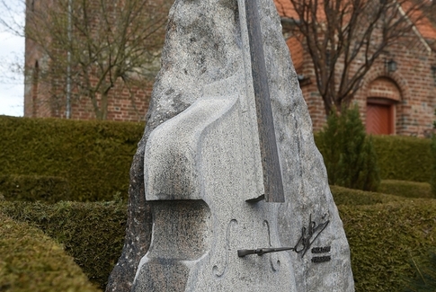 Hugo Rasmussen får sin bas med på gravstedet