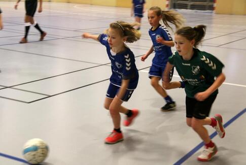 Indefodbold for piger for fjerde gang