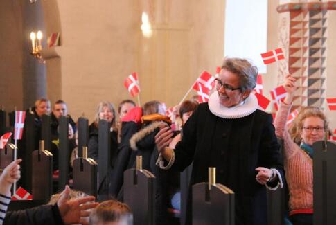 Præsten mangler festtøj