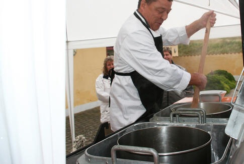 Kog i gryden på Sandvad Kro