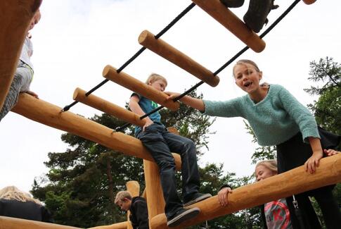 Østbirk Skoles nye legeplads er hylesjov
