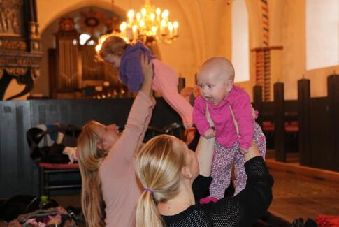 Ny sæson med babysalmesang i Østbirk Kirke