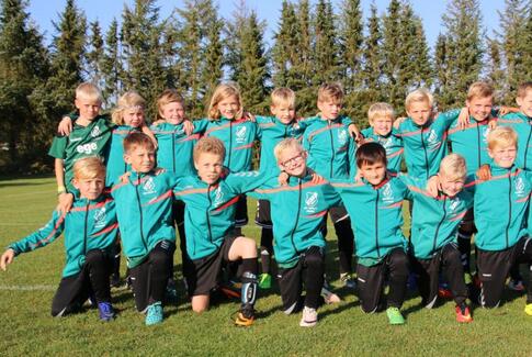 Østbirkdrenge klædt på fra top til tå