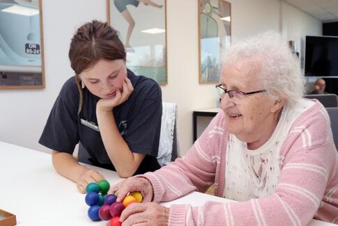 Markant flere fritidsjobs til unge på plejecentre