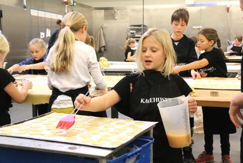 Mette og Henrik julebager med børnene