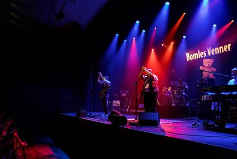 Julemanden delte gaver ud på HNT