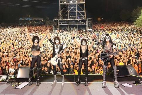 Kiss i Forum