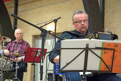 12 timer med musik og dans