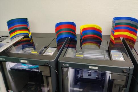 Tømrerfaglærer og hans børn laver visirbøjler til sundhedsvæsenet