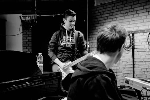 Guitaristen fik hovedrollen i gymnasiets musical
