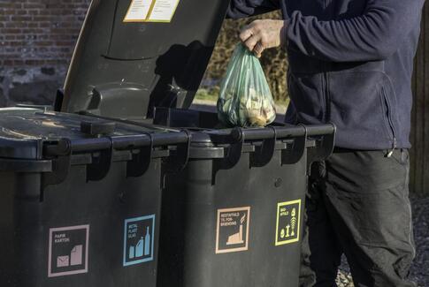 Undgå maddiker i spanden – husk knude på affaldsposerne