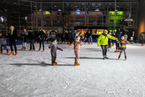 Nu åbner skøjtebanen på Rådhustorvet