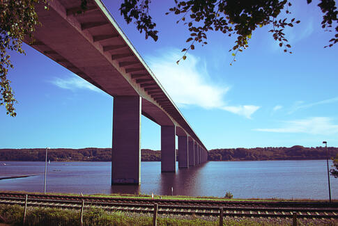 Ny asfalt på Vejlefjordbroen
